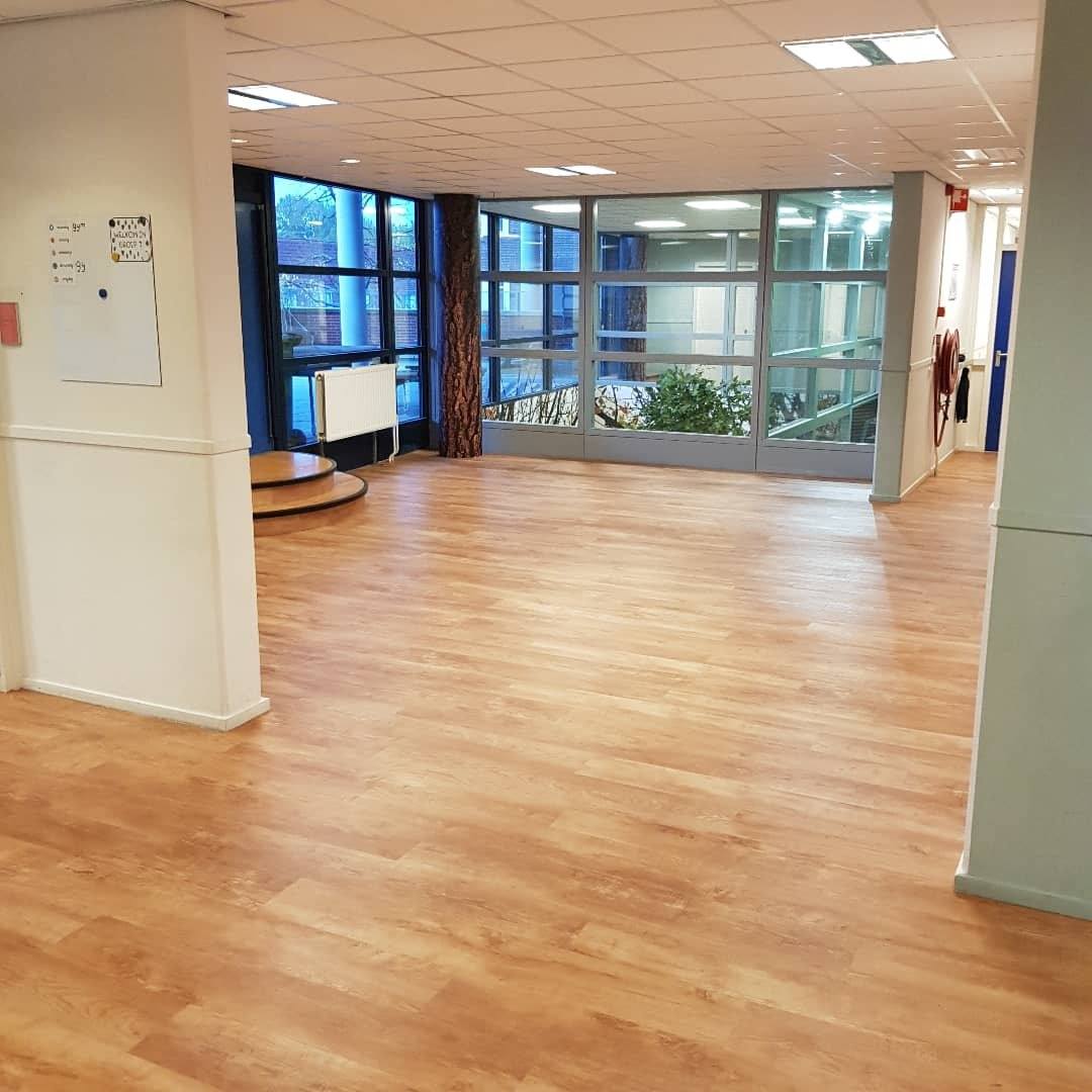 Open ruimte met een vinylvloer in warme houtlook